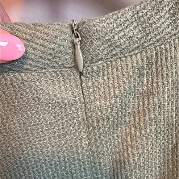 MIHOLL Size Medium Sage Green Long-Sleeve Thermal Top with Pink Floral Sleeves - Picture 7 of 9